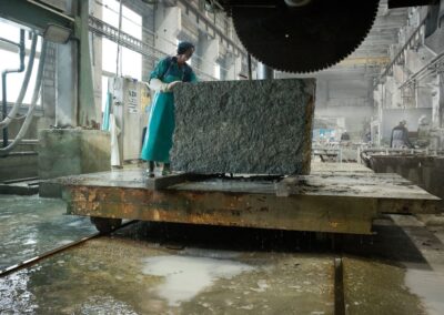 Plaatide saagimine looduskivi plokist