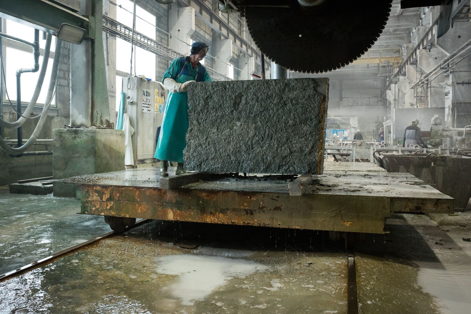 Plaatide saagimine looduskivi plokist